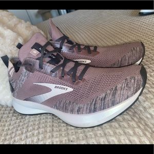 Brooks Women’s Levitate 4 Running Shoes - Barely Worn - Size 9.5